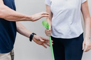A Fisioterapia se dedica à recuperação e cuidado das funções motoras e melhora do bem-estar.